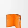 Knot Kompaktbrieftasche aus glänzendem Nappakalbsleder Schwarz/Leuchtendes Orange