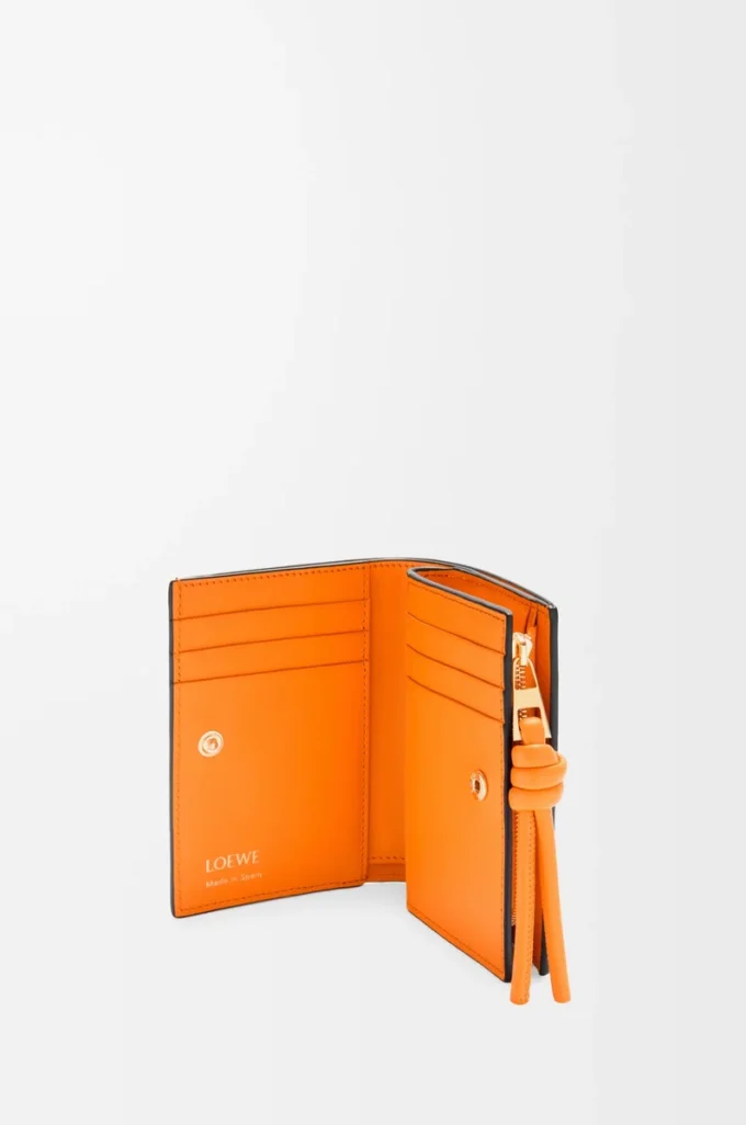 Knot Kompaktbrieftasche aus glänzendem Nappakalbsleder Schwarz/Leuchtendes Orange