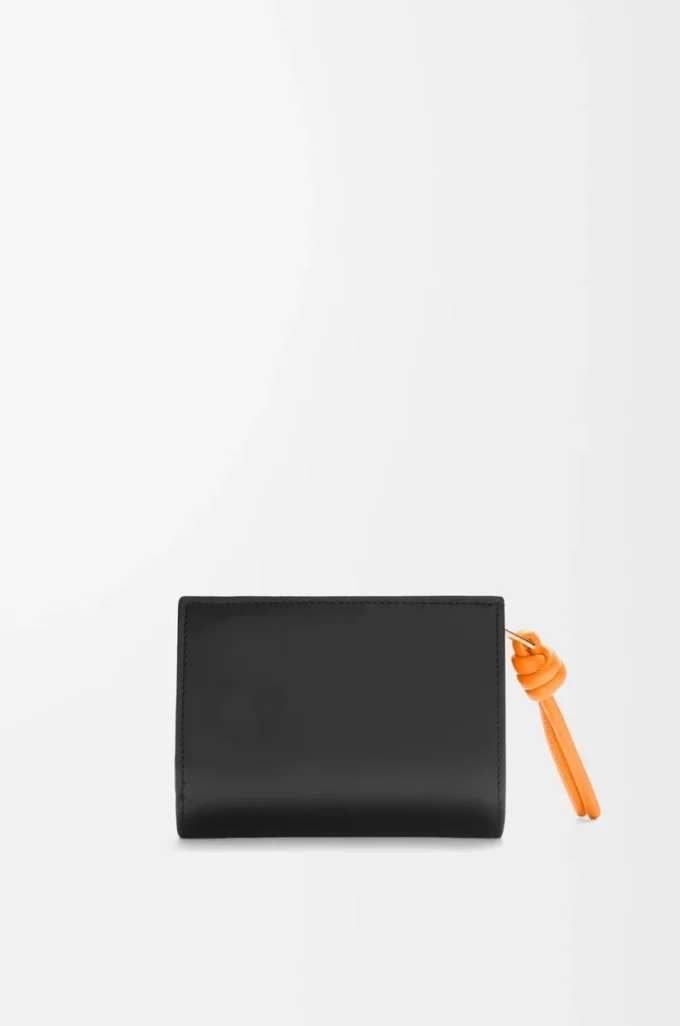 Knot Kompaktbrieftasche aus glänzendem Nappakalbsleder Schwarz/Leuchtendes Orange