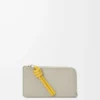 Knoten-Münzkartenetui aus glänzendem Nappakalbsleder Shell Grey/Dandelion