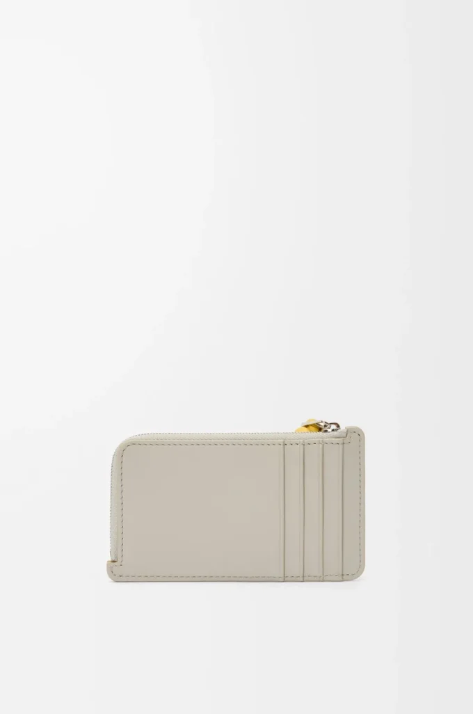 Knoten-Münzkartenetui aus glänzendem Nappakalbsleder Shell Grey/Dandelion
