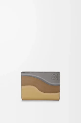 Kompakte Brieftasche im Querformat aus Nappakalbsleder Sparkling Grey/Butter