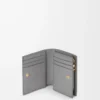 Kompakte Brieftasche im Querformat aus Nappakalbsleder Sparkling Grey/Butter