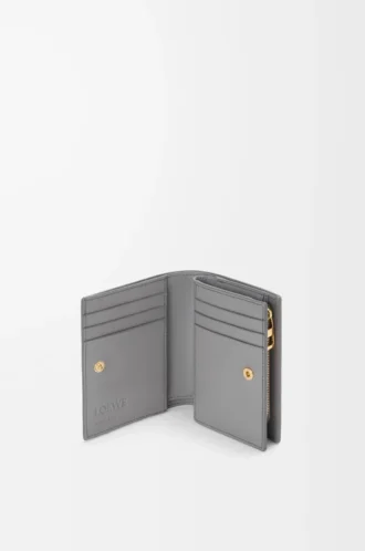 Kompakte Brieftasche im Querformat aus Nappakalbsleder Sparkling Grey/Butter