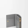 Kompakte Brieftasche im Querformat aus Nappakalbsleder Sparkling Grey/Butter