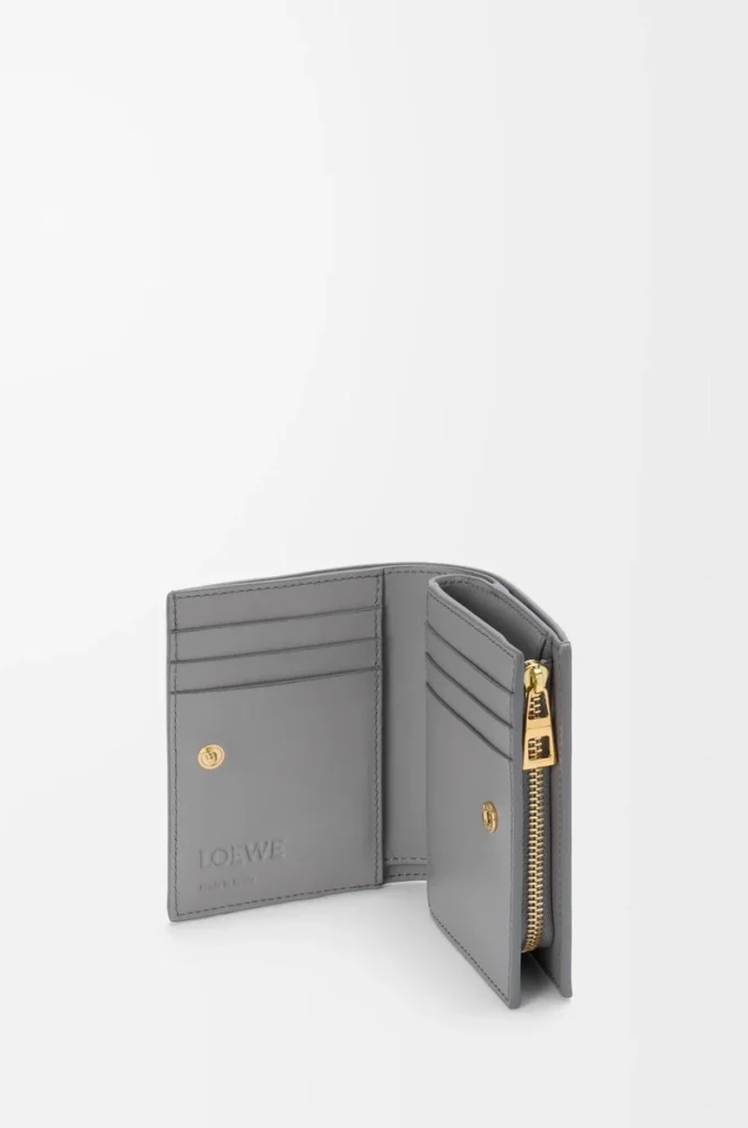 Kompakte Brieftasche im Querformat aus Nappakalbsleder Sparkling Grey/Butter