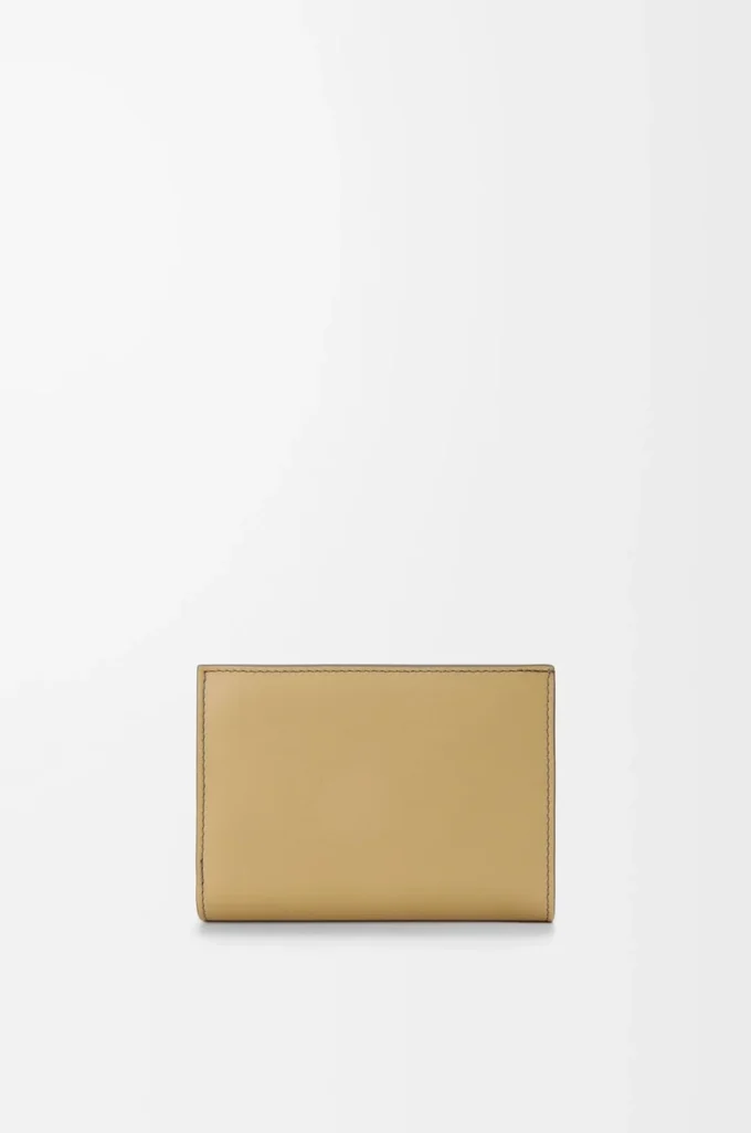 Kompakte Brieftasche im Querformat aus Nappakalbsleder Sparkling Grey/Butter
