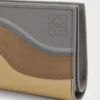 Kompakte Brieftasche im Querformat aus Nappakalbsleder Sparkling Grey/Butter