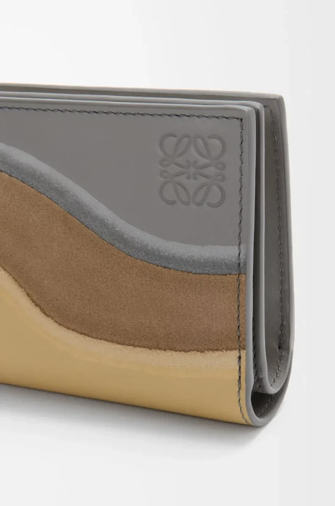 Kompakte Brieftasche im Querformat aus Nappakalbsleder Sparkling Grey/Butter