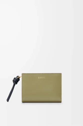 Kompakte Geldbörse mit Knoten aus glänzendem Nappakalbsleder Eukalyptus/Deep Navy