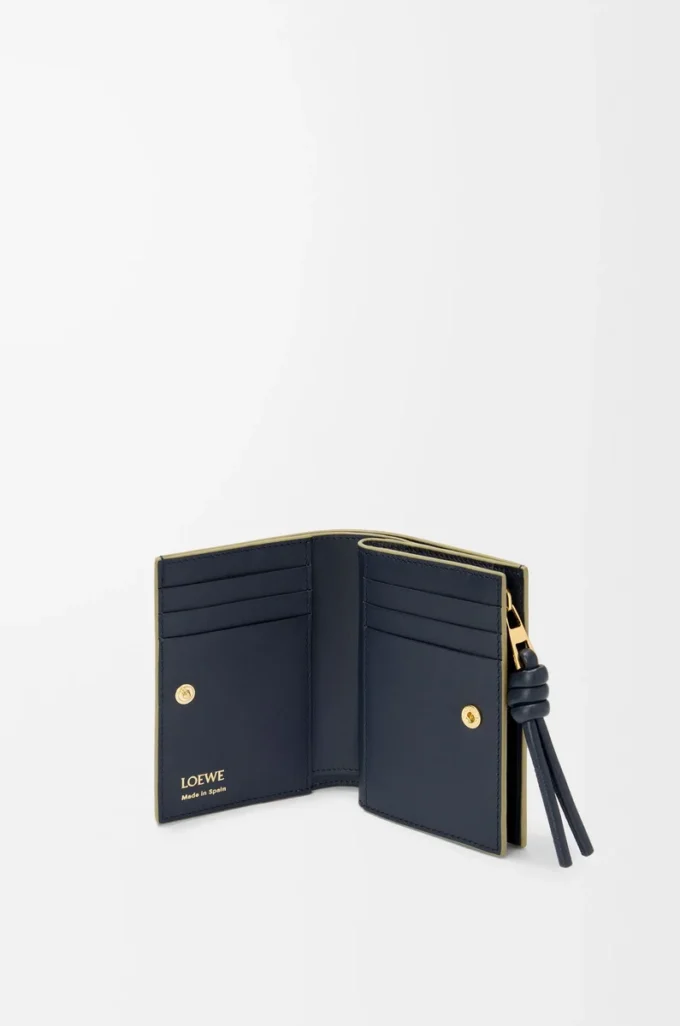 Kompakte Geldbörse mit Knoten aus glänzendem Nappakalbsleder Eukalyptus/Deep Navy