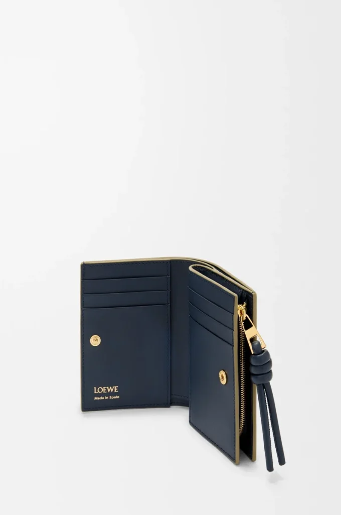 Kompakte Geldbörse mit Knoten aus glänzendem Nappakalbsleder Eukalyptus/Deep Navy