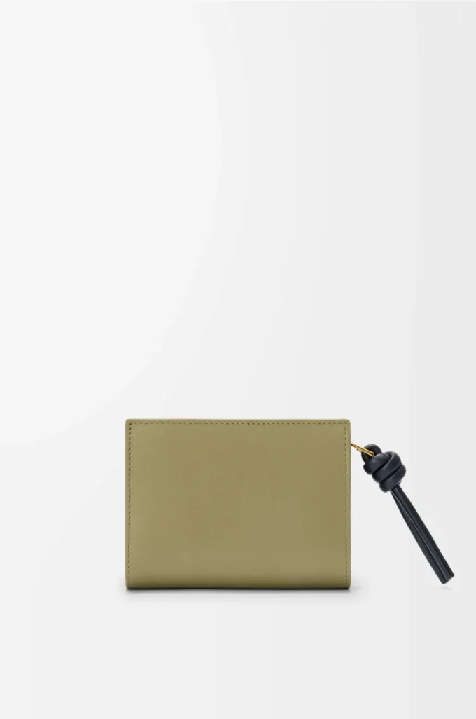 Kompakte Geldbörse mit Knoten aus glänzendem Nappakalbsleder Eukalyptus/Deep Navy