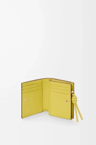 Kompakte Geldbörse mit Knotenverschluss aus glänzendem Nappakalbsleder in Dark Burgundy/Light Citrine
