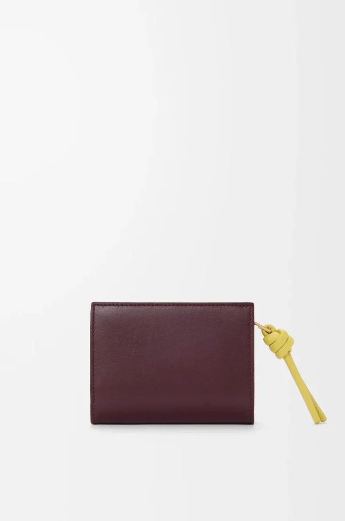 Kompakte Geldbörse mit Knotenverschluss aus glänzendem Nappakalbsleder in Dark Burgundy/Light Citrine