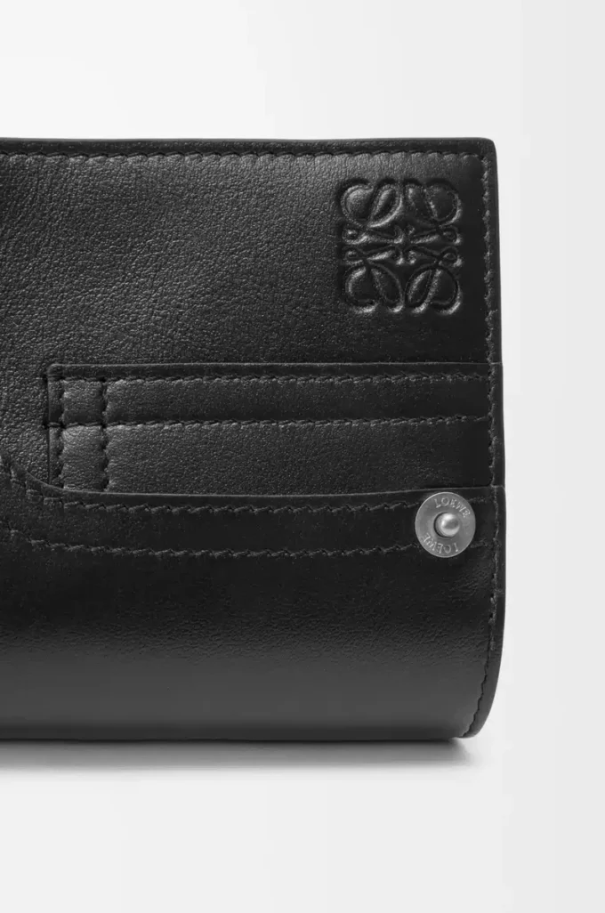 Kompakte Geldbörse „Panta” aus glänzendem Kalbsleder in Schwarz