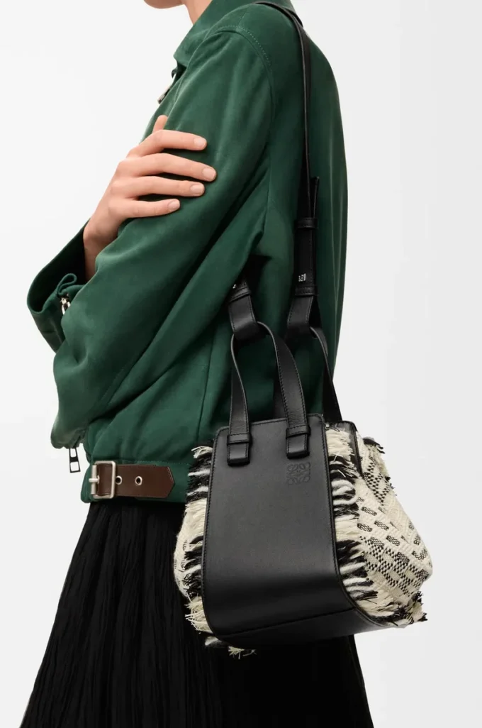 Kompakte Hammock-Tasche aus gewebtem Textil Schwarz/Weiß