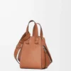 Kompakte Hammock-Tasche aus klassischem Kalbsleder in Tan