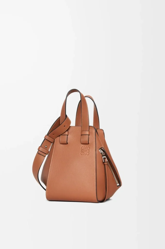 Kompakte Hammock-Tasche aus klassischem Kalbsleder in Tan