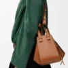 Kompakte Hammock-Tasche aus klassischem Kalbsleder in Tan