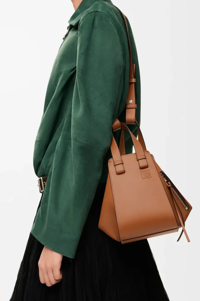 Kompakte Hammock-Tasche aus klassischem Kalbsleder in Tan