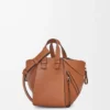 Kompakte Hammock-Tasche aus klassischem Kalbsleder in Tan