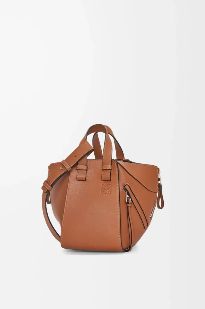 Kompakte Hammock-Tasche aus klassischem Kalbsleder in Tan