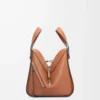 Kompakte Hammock-Tasche aus klassischem Kalbsleder in Tan