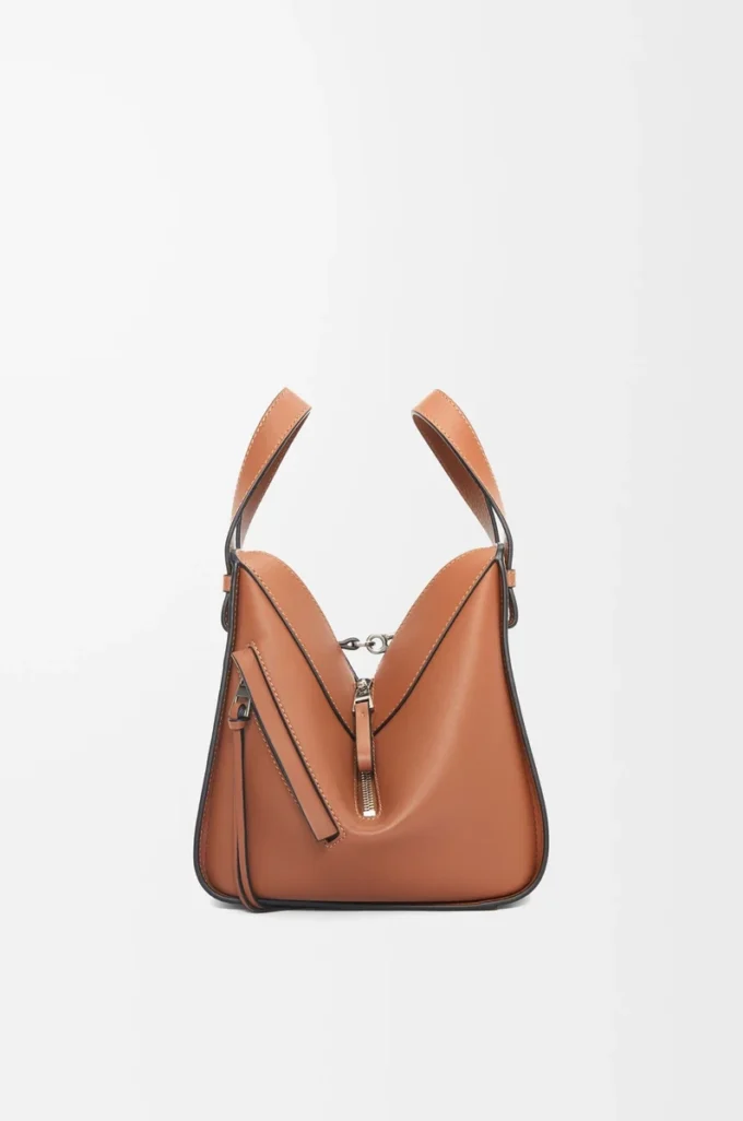 Kompakte Hammock-Tasche aus klassischem Kalbsleder in Tan