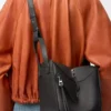 Kompakte Hammock-Tasche aus klassischem Kalbsleder Schwarz