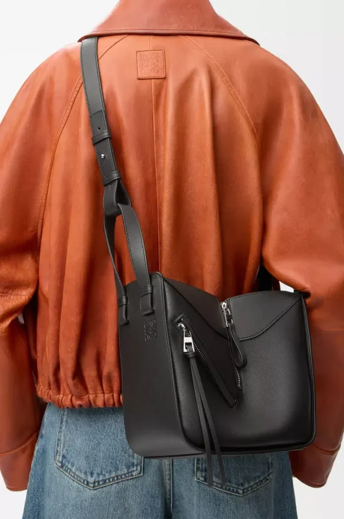 Kompakte Hammock-Tasche aus klassischem Kalbsleder Schwarz