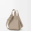 Kompakte Hammock-Tasche aus weichem genarbtem Kalbsleder Clay