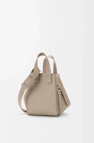 Kompakte Hammock-Tasche aus weichem genarbtem Kalbsleder Clay