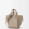 Kompakte Hammock-Tasche aus weichem genarbtem Kalbsleder Clay