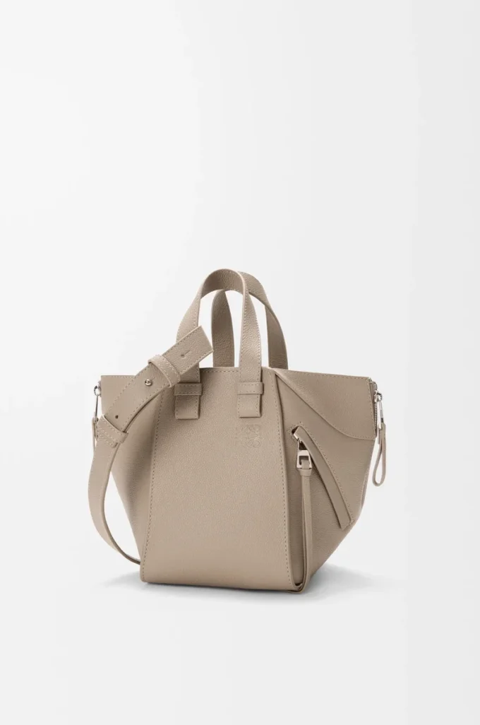 Kompakte Hammock-Tasche aus weichem genarbtem Kalbsleder Clay