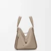 Kompakte Hammock-Tasche aus weichem genarbtem Kalbsleder Clay