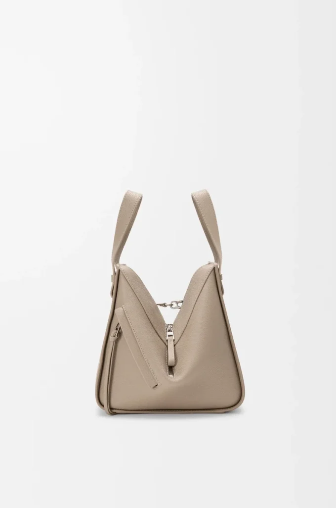 Kompakte Hammock-Tasche aus weichem genarbtem Kalbsleder Clay