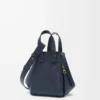 Kompakte Hammock-Tasche aus weichem genarbtem Kalbsleder Deep Navy