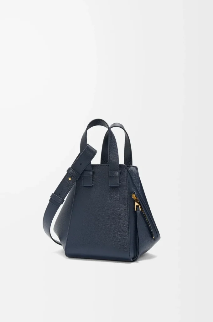 Kompakte Hammock-Tasche aus weichem genarbtem Kalbsleder Deep Navy
