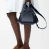 Kompakte Hammock-Tasche aus weichem genarbtem Kalbsleder Deep Navy