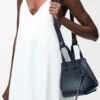 Kompakte Hammock-Tasche aus weichem genarbtem Kalbsleder Deep Navy