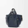 Kompakte Hammock-Tasche aus weichem genarbtem Kalbsleder Deep Navy