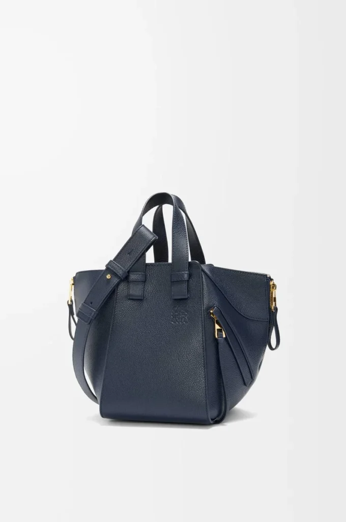 Kompakte Hammock-Tasche aus weichem genarbtem Kalbsleder Deep Navy
