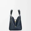 Kompakte Hammock-Tasche aus weichem genarbtem Kalbsleder Deep Navy