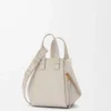 Kompakte Hammock-Tasche aus weichem genarbtem Kalbsleder in Light Ghost