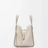 Kompakte Hammock-Tasche aus weichem genarbtem Kalbsleder in Light Ghost