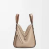 Kompakte Hammock-Tasche aus weichem genarbtem Kalbsleder in Sand