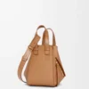 Kompakte Hammock-Tasche aus weichem genarbtem Kalbsleder in Toffee