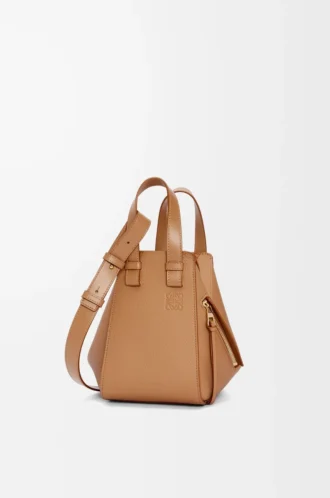 Kompakte Hammock-Tasche aus weichem genarbtem Kalbsleder in Toffee