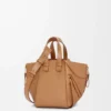 Kompakte Hammock-Tasche aus weichem genarbtem Kalbsleder in Toffee